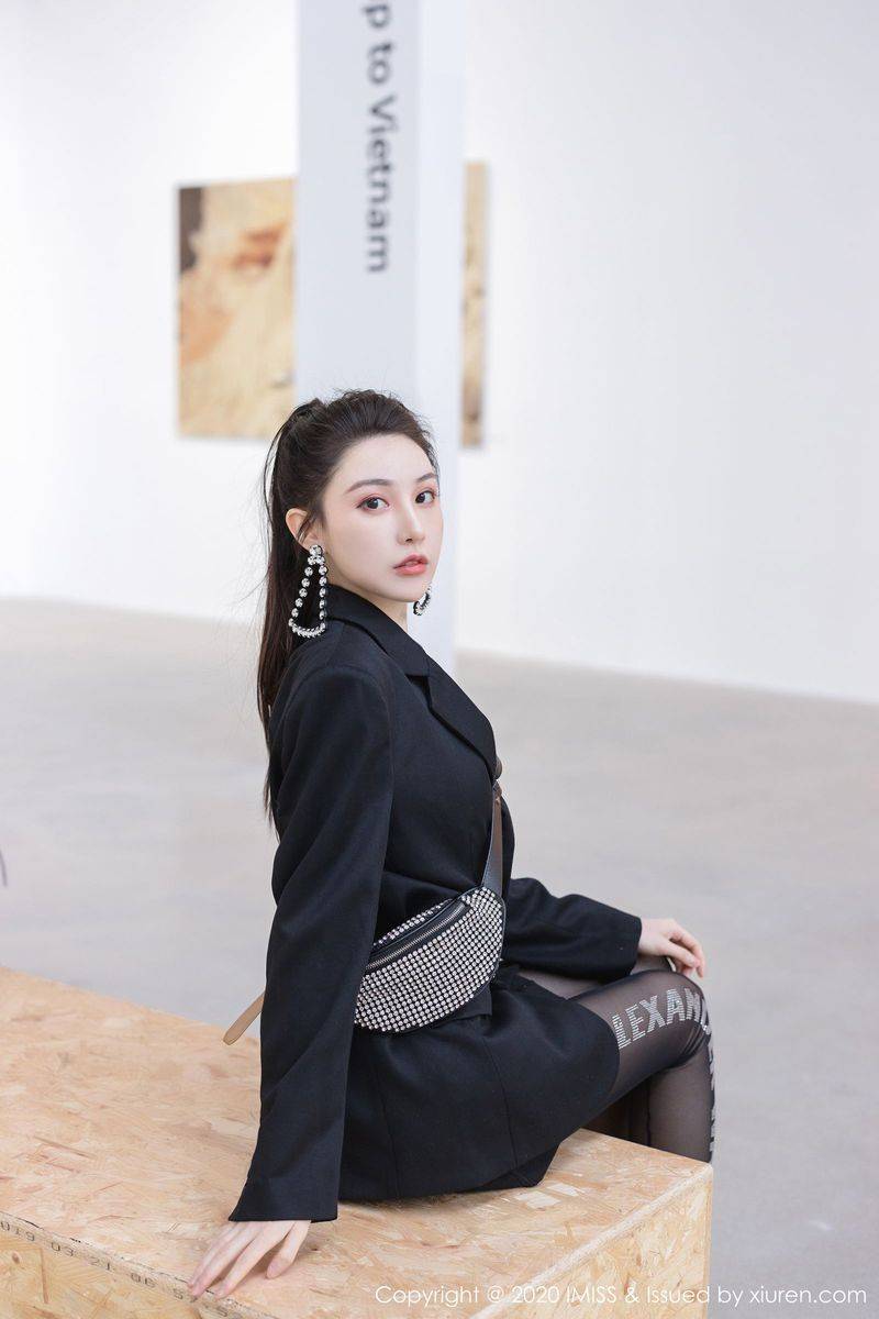 爱蜜社性感女神Lynn刘奕宁高挑身材丝袜美腿迷人气质写真-34