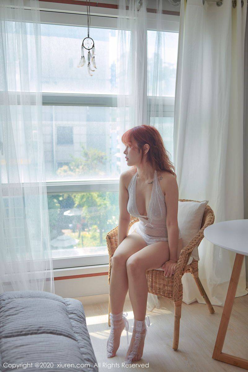 秀人网性感女神王雨纯黑白变换内衣诱惑荡漾肚兜主题写真