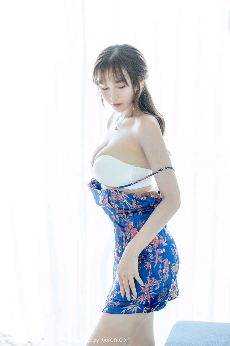 爱蜜社性感女神Lavinia肉丝袜美腿绚丽吊裙泰国清迈旅拍-27