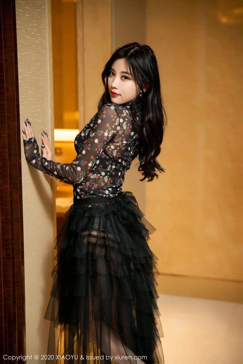 语画界性感女神杨晨晨sugar黑色吊裙朦胧丝袜澳门气质旅拍-40