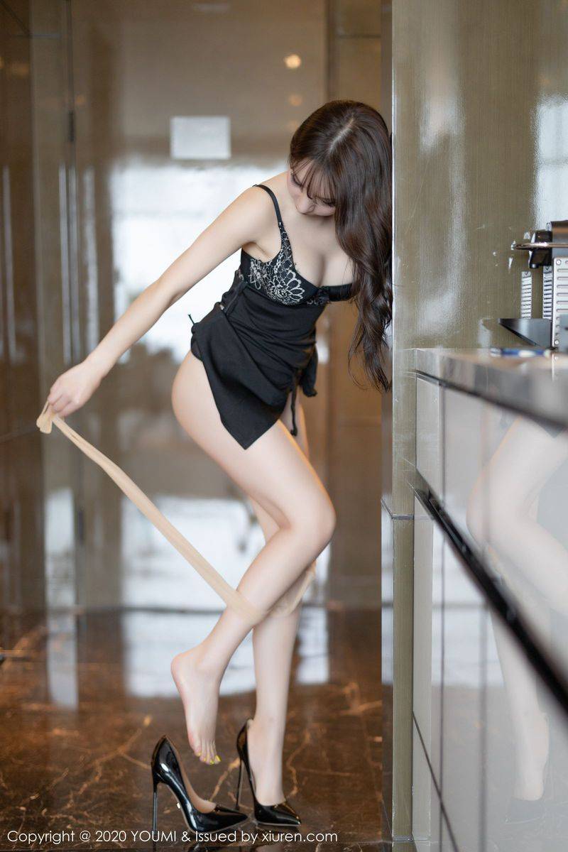 尤蜜荟性感女神周于希Sandy朦胧丝袜黑色内衣楚楚动人写真-30