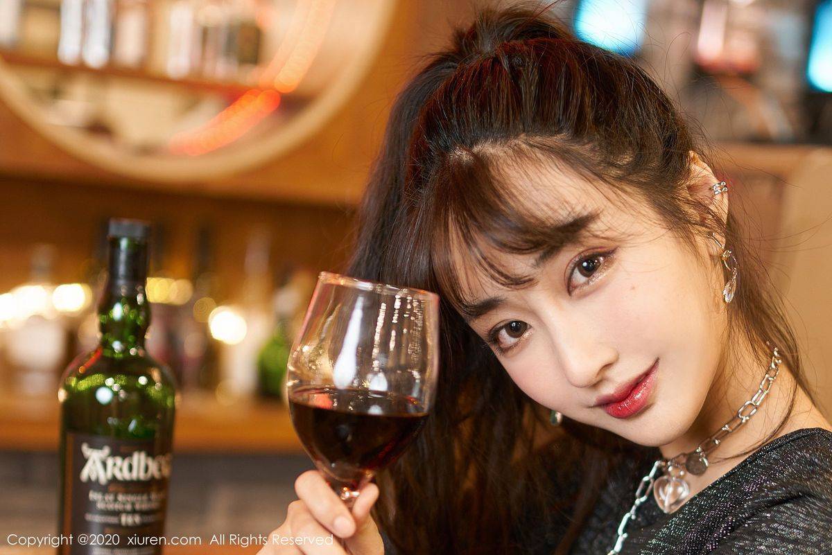 秀人网美女模特Betty林子欣丝袜美腿黑色超短裙酒吧主题写真-3