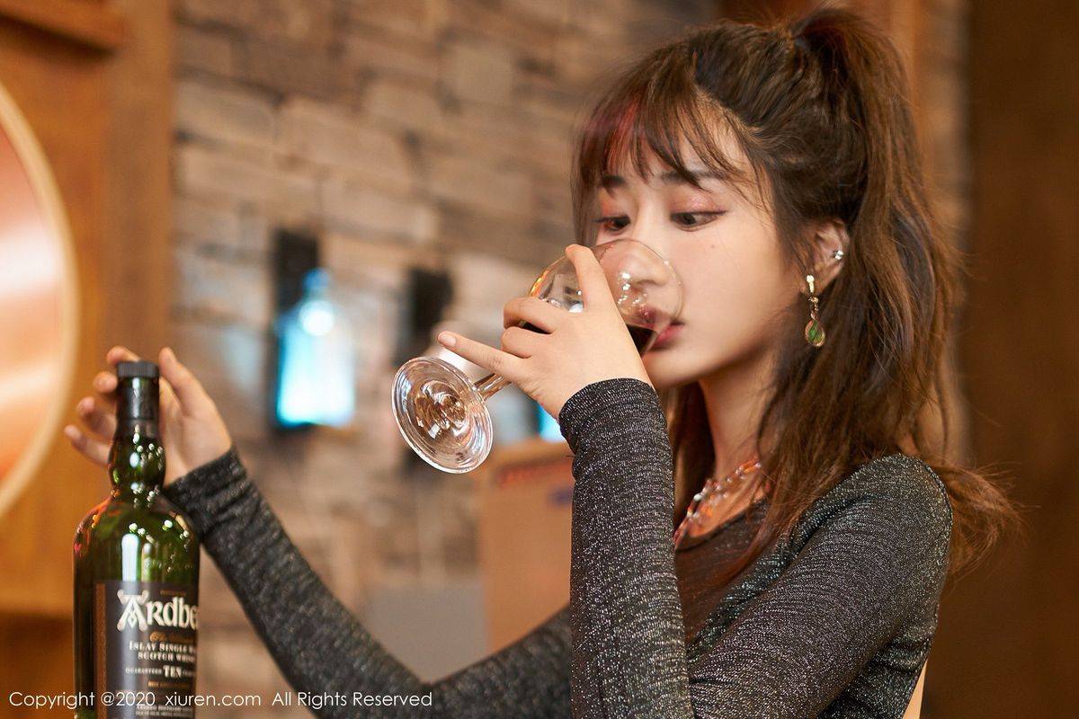 秀人网美女模特Betty林子欣丝袜美腿黑色超短裙酒吧主题写真-17