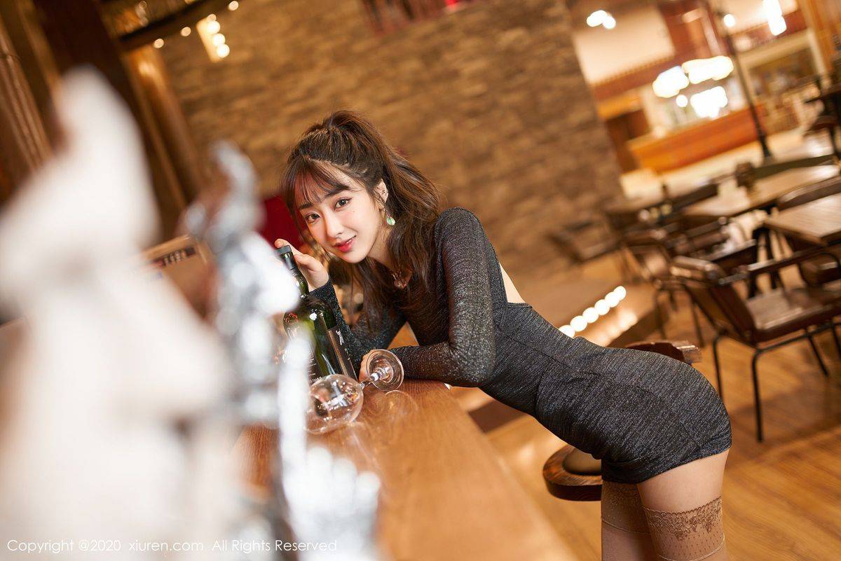 秀人网美女模特Betty林子欣丝袜美腿黑色超短裙酒吧主题写真-19