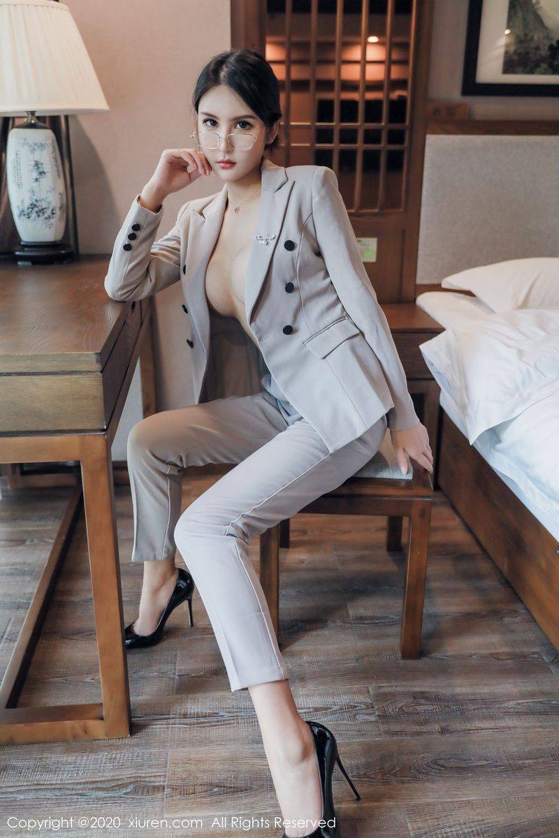 秀人网美女模特Emily顾奈奈酱丝袜美腿职场OL内衣诱惑写真