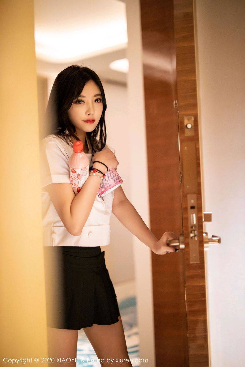 语画界性感女神杨晨晨suga修长美腿JK制服内衣诱惑澳门旅拍-11