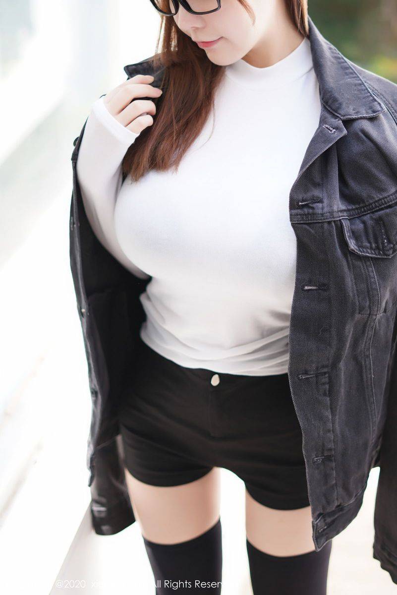 秀人网新人模特UU酱童颜巨乳黑色外套系列甜美可人激凸写真-6