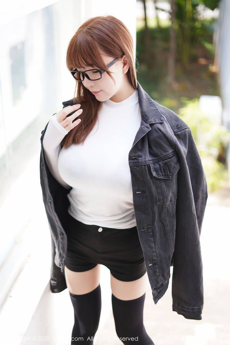 秀人网新人模特UU酱童颜巨乳黑色外套系列甜美可人激凸写真-7