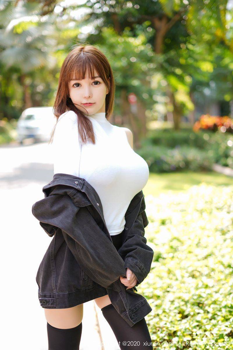 秀人网新人模特UU酱童颜巨乳黑色外套系列甜美可人激凸写真-44