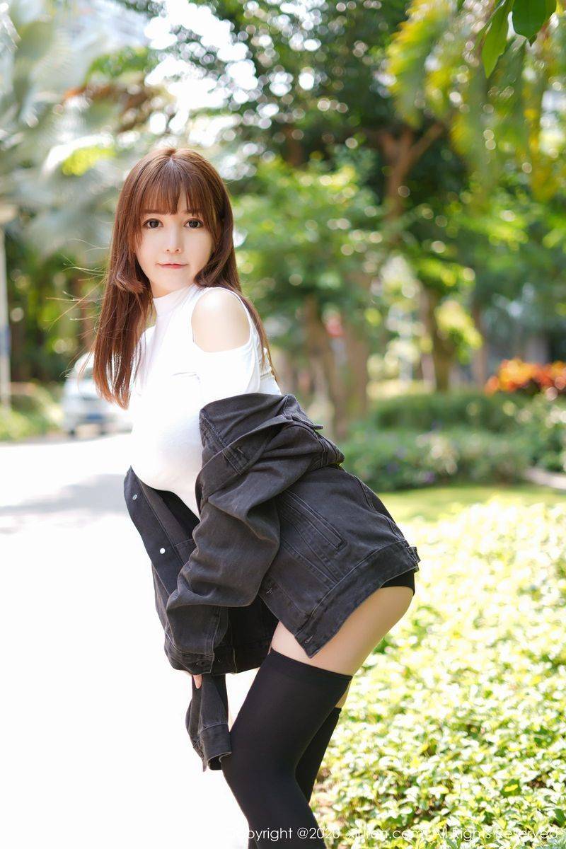 秀人网新人模特UU酱童颜巨乳黑色外套系列甜美可人激凸写真-42