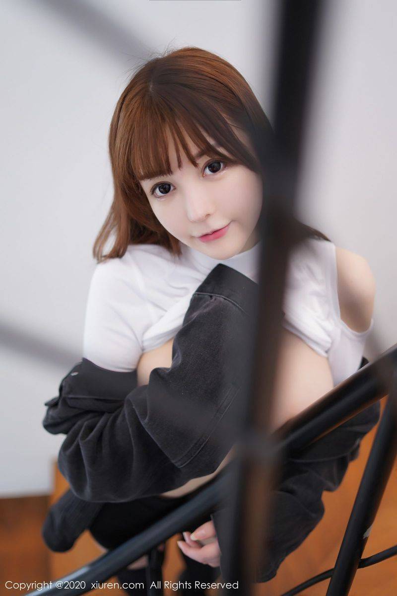 秀人网新人模特UU酱童颜巨乳黑色外套系列甜美可人激凸写真-60