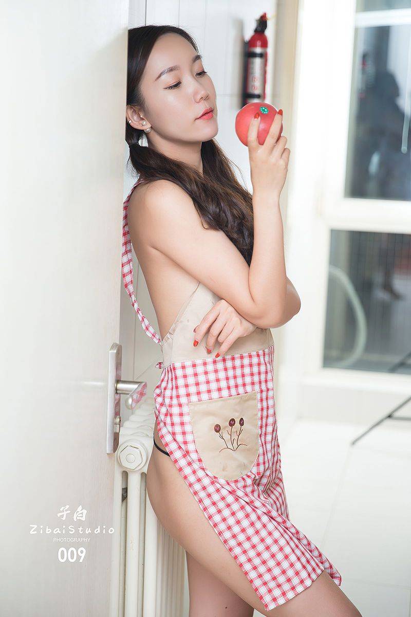 头条女神美女模特艾静香欲望主妇厨娘蜜丝系列大尺度写真-40