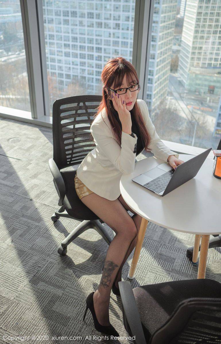 秀人网性感女神王雨纯女秘书制服职场OL熟女气质撩人写真-3