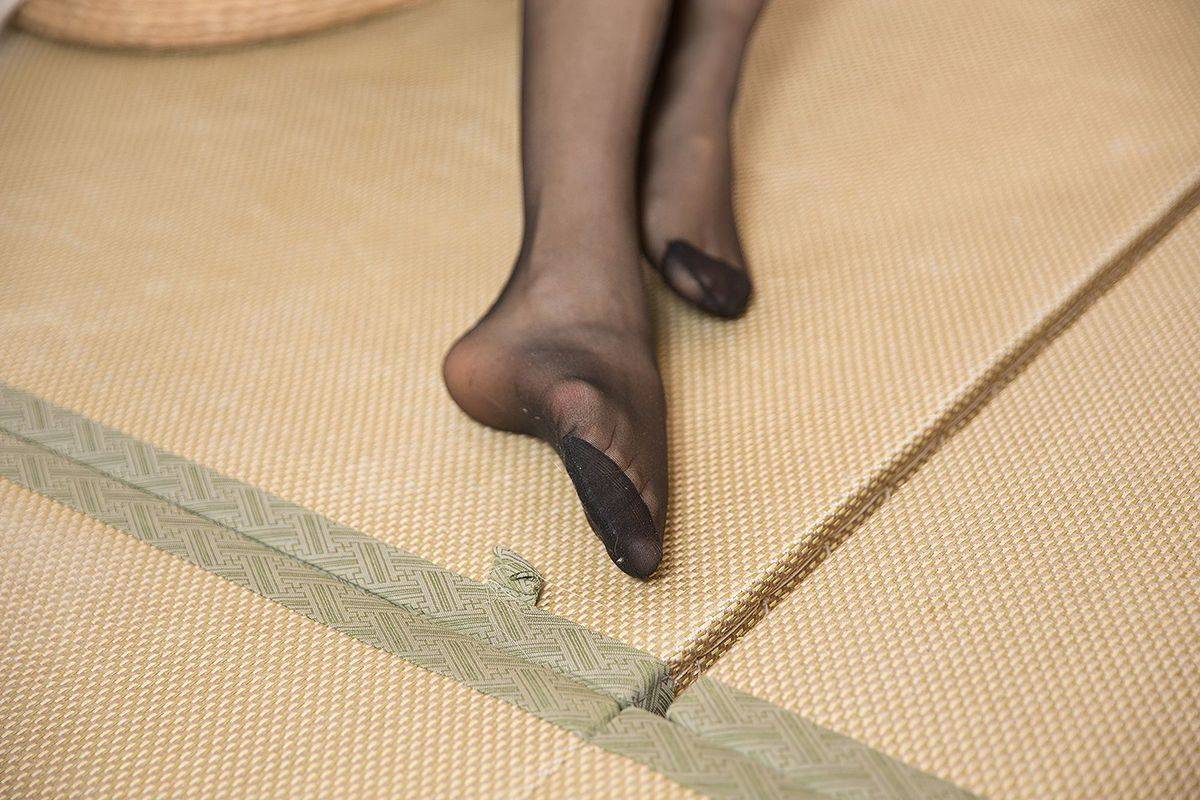 头条女神美女模特陈亦菲黑丝美腿蜜丝系列萌萌的情人套图-11