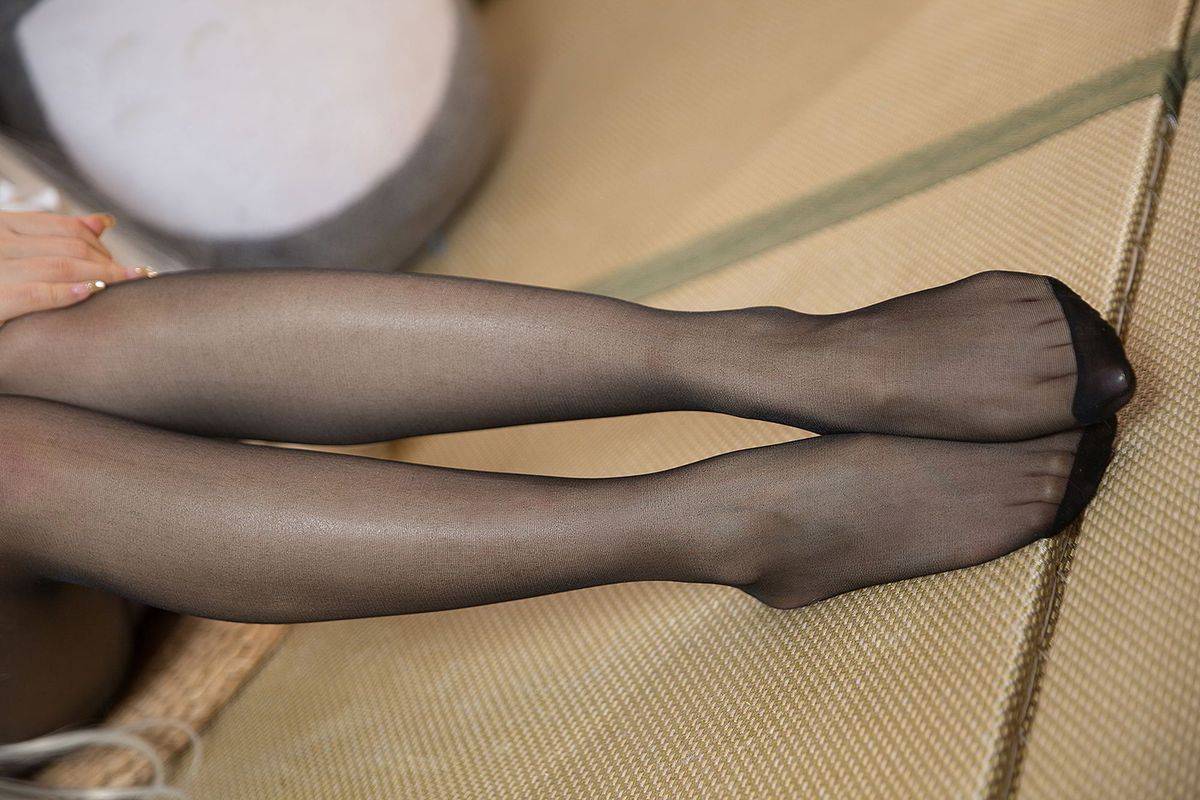 头条女神美女模特陈亦菲黑丝美腿蜜丝系列萌萌的情人套图-22