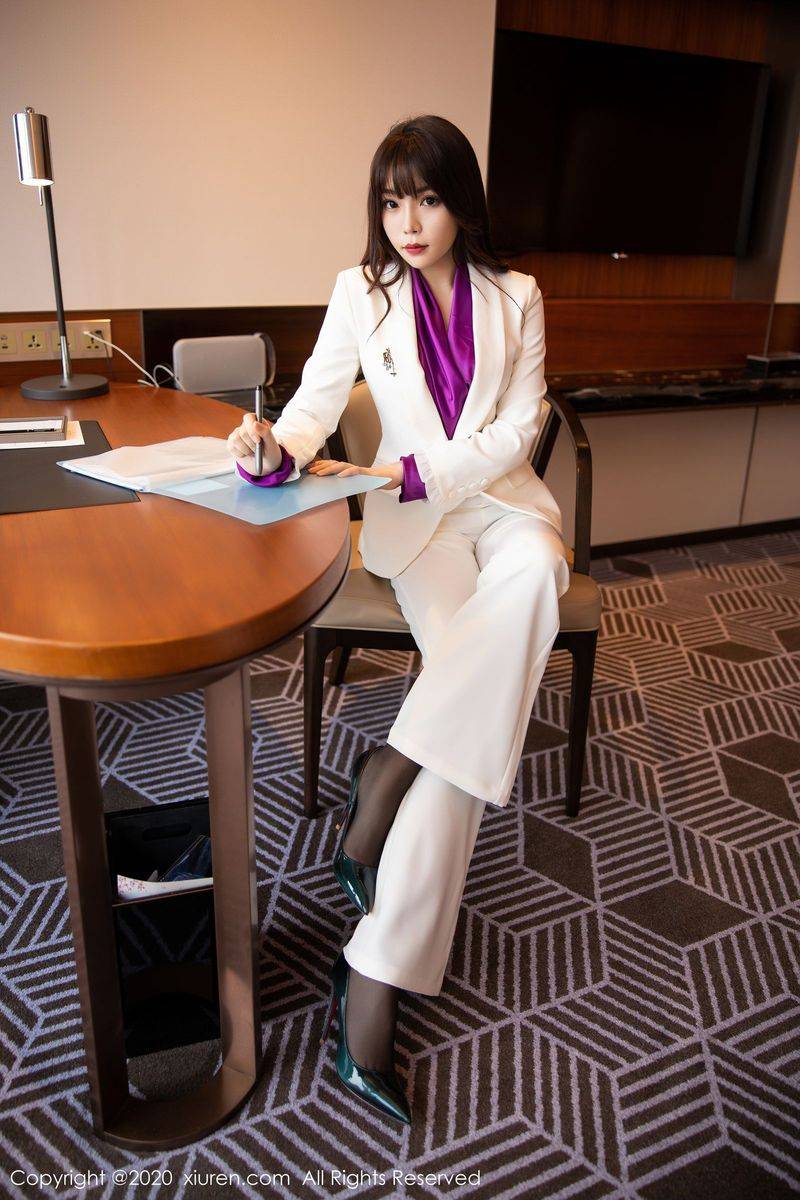 秀人网性感女神芝芝Booty白色西装黑丝美腿制服魅惑写真-9