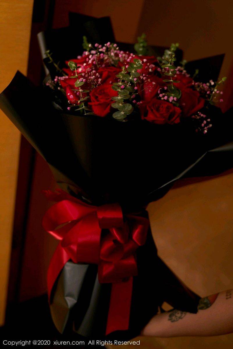 秀人网性感女神杨晨晨sugar华丽吊裙&黑丝系列魅惑妖娆写真-8