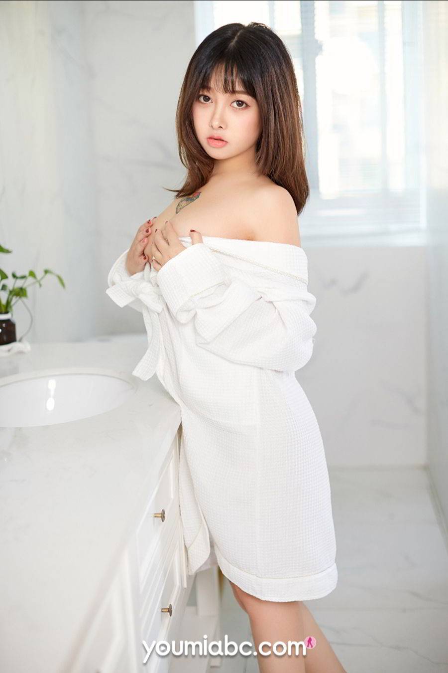 YouMi尤蜜性感女神柚柚酱z黑丝美腿浴袍裹身纯真妩媚写真-22