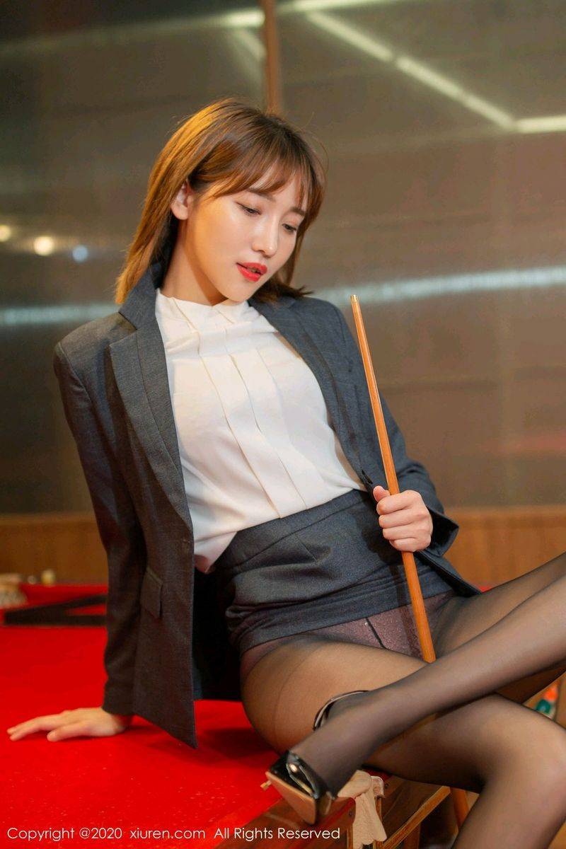 秀人网性感女神陆萱萱黑丝美腿玉体横陈台球室主题写真-10