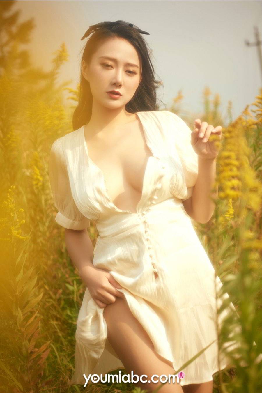 YouMi尤蜜性感女神何嘉颖慵懒の午后户外草地主题清爽写真-13
