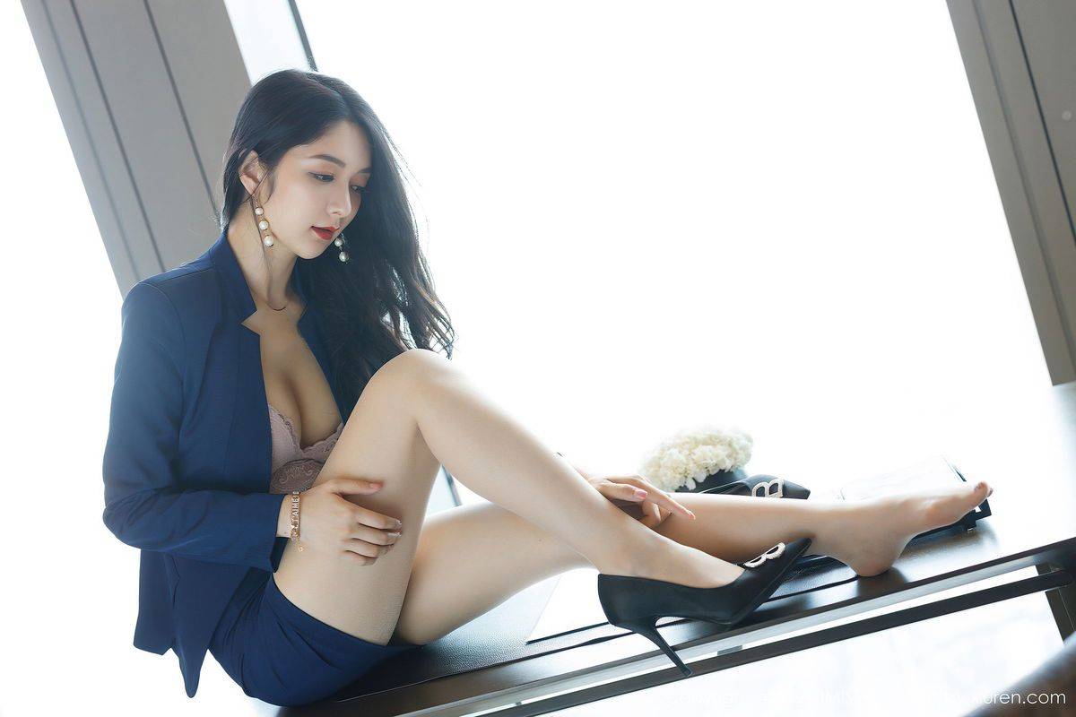 爱蜜社性感女神Angela小热巴丝袜美腿职场OL女秘书装扮写真-47