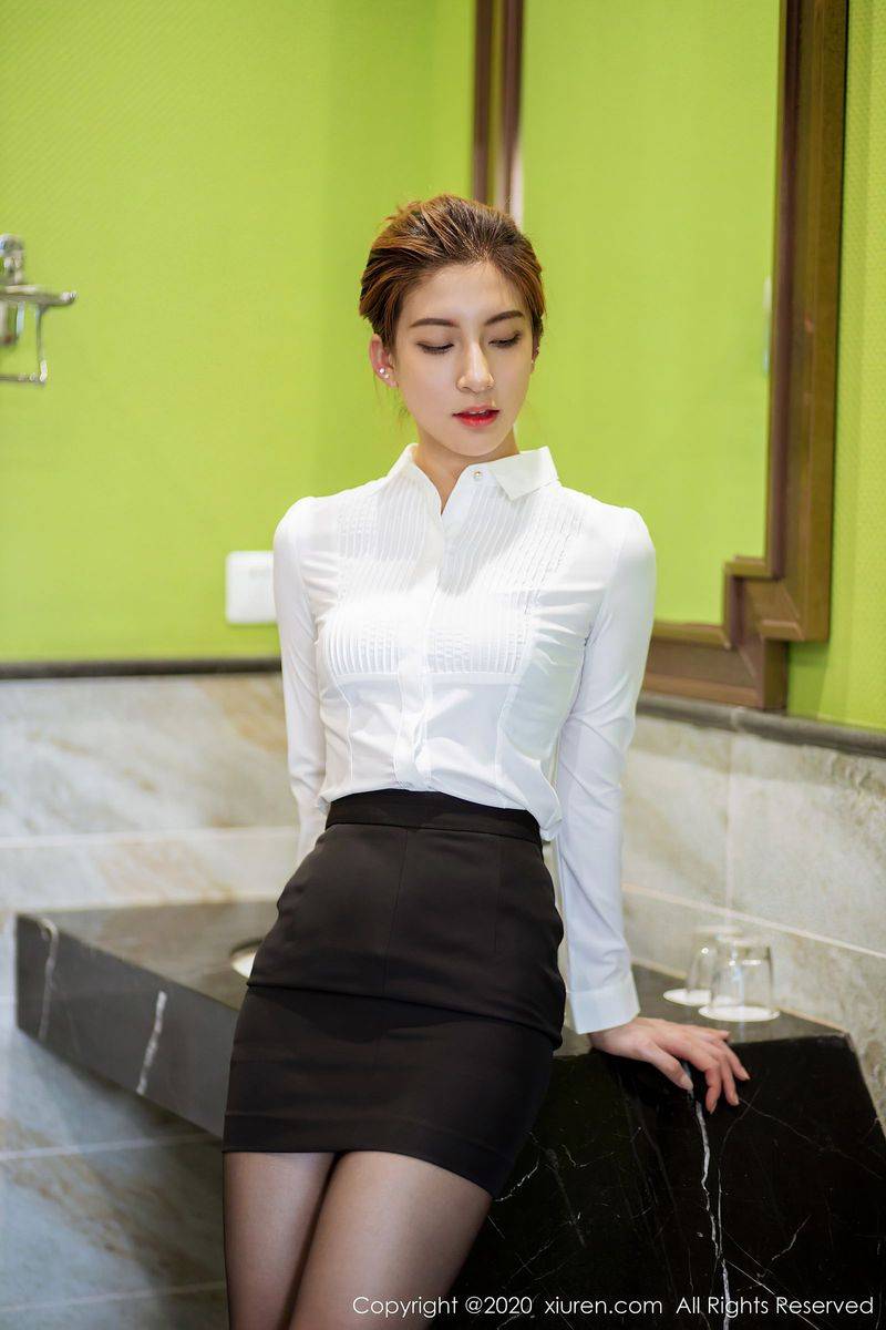 秀人网性感女神林文文yooki黑丝美腿女秘书职场OL系列写真-5