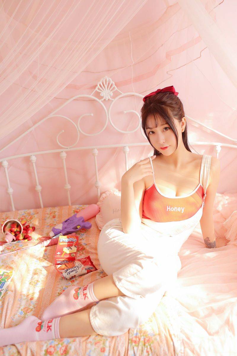 美女模特猫九酱Sakura三点式比基尼眼镜娘童颜巨乳妖娆写真-43