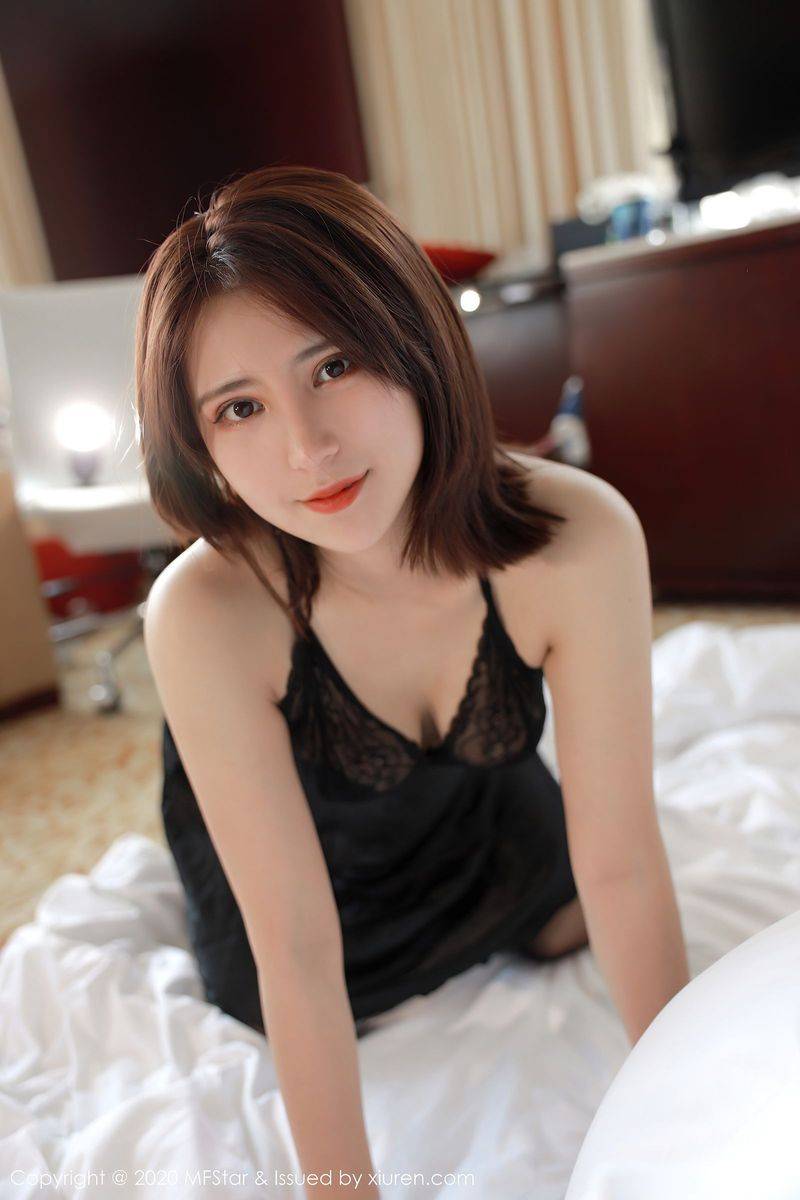 模范学院美女模特久久Aimee黑色镂空吊裙与黑丝美腿性感写真-17