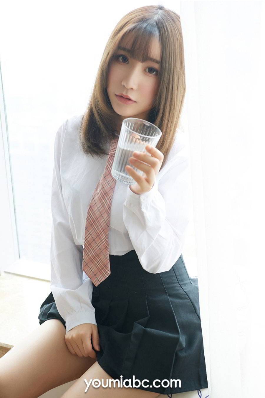 YouMi尤蜜美女模特绯月樱Cherry清纯校服美腿酥胸性感写真-10