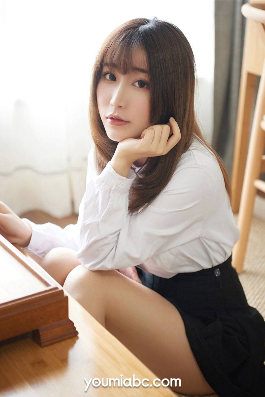 YouMi尤蜜美女模特绯月樱Cherry清纯校服美腿酥胸性感写真-12