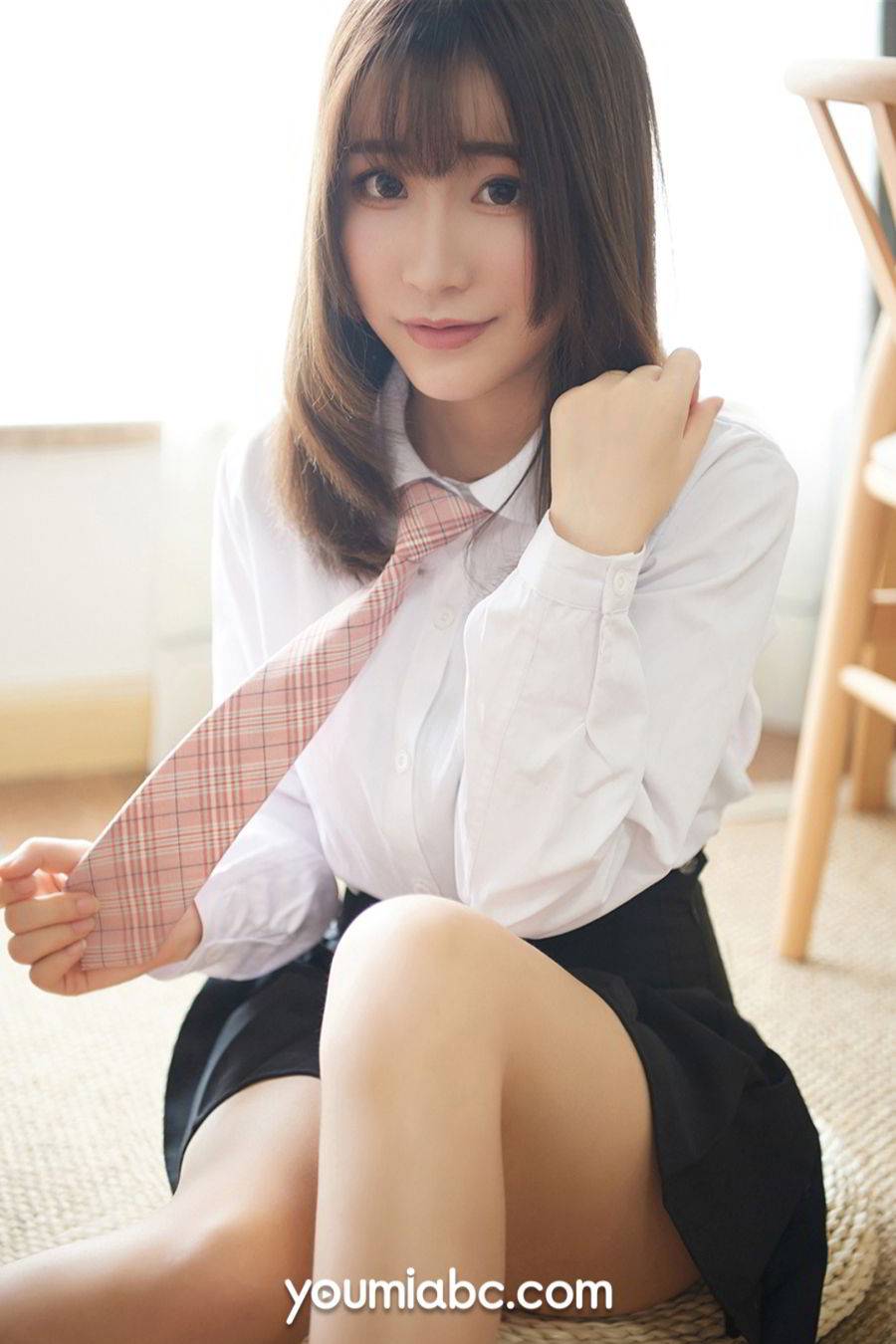 YouMi尤蜜美女模特绯月樱Cherry清纯校服美腿酥胸性感写真-14