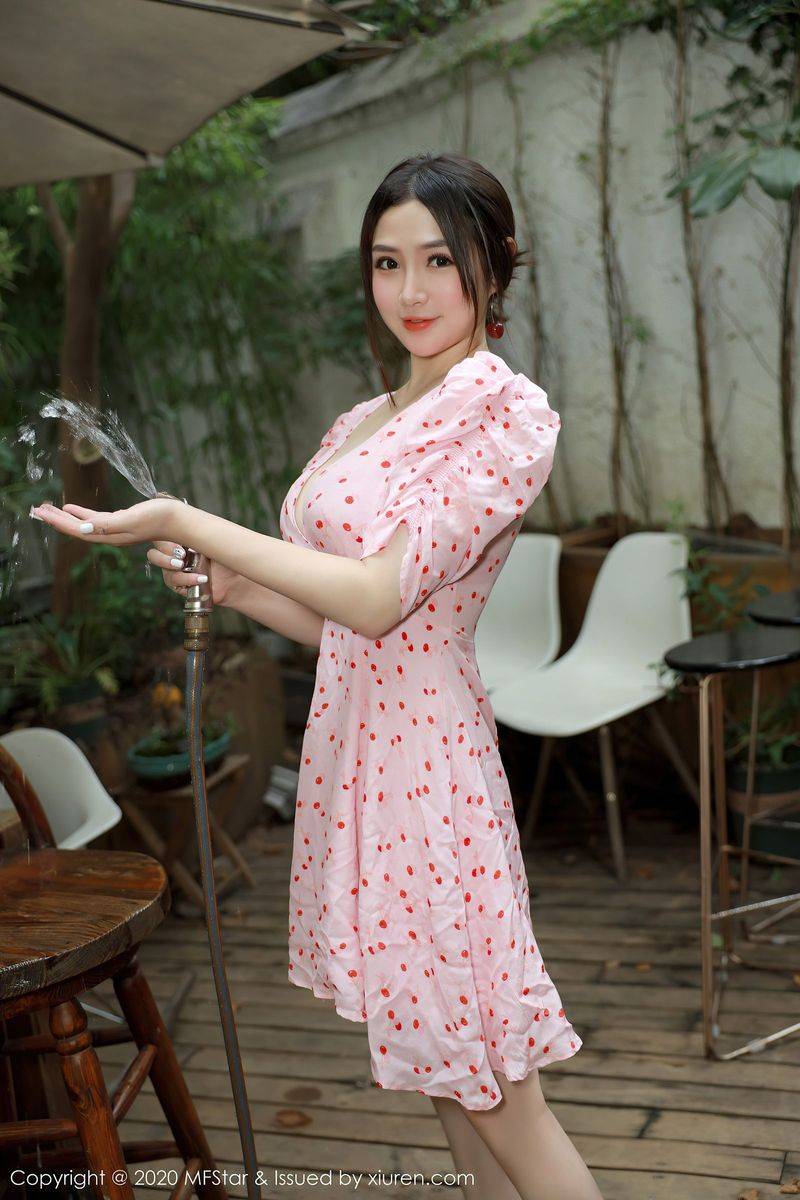 模范学院美女模特徐cake院子小碎花裙子波涛胸涌大理旅拍-12