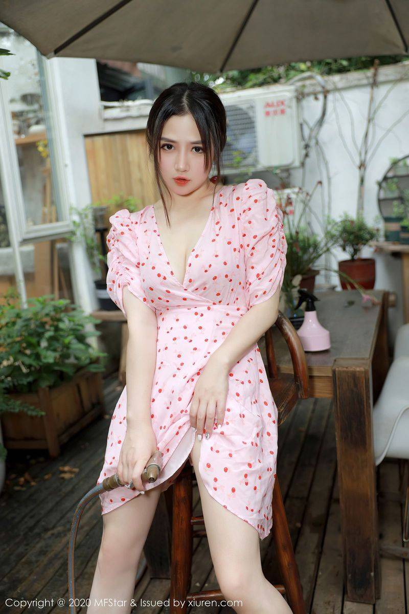 模范学院美女模特徐cake院子小碎花裙子波涛胸涌大理旅拍-42