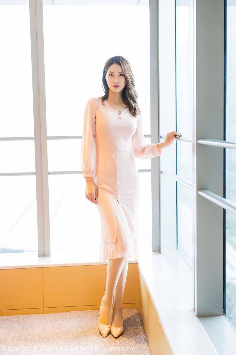 爱蜜社性感女神方子萱丝袜美腿内衣诱惑身姿曼妙动人写真