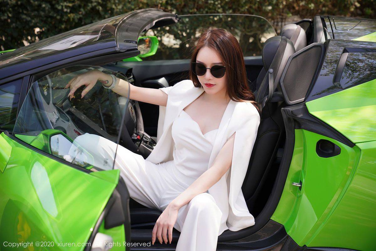 秀人网性感女神玉兔miki香车美女与黑丝美腿系列三亚旅拍-45