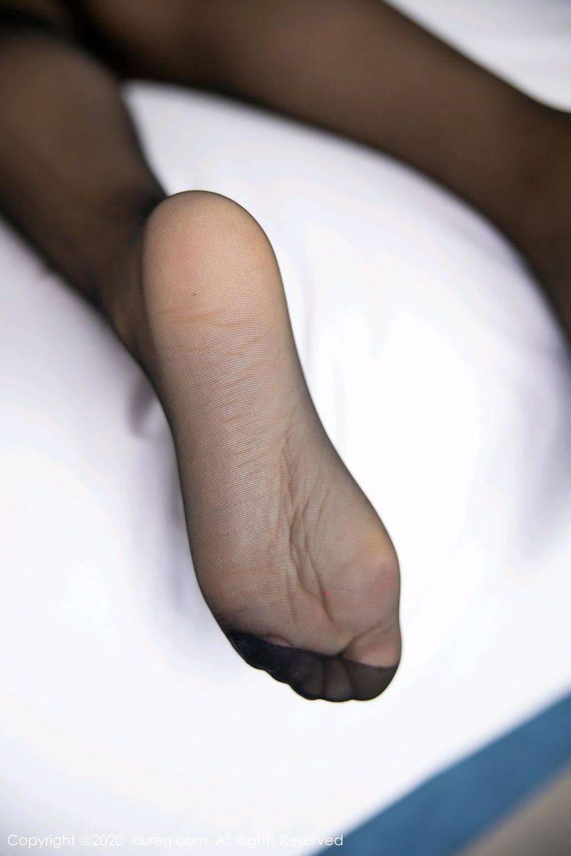 秀人网美女模特童丹娜cara黑丝美腿白皙翘臀吊裙魅惑写真-24