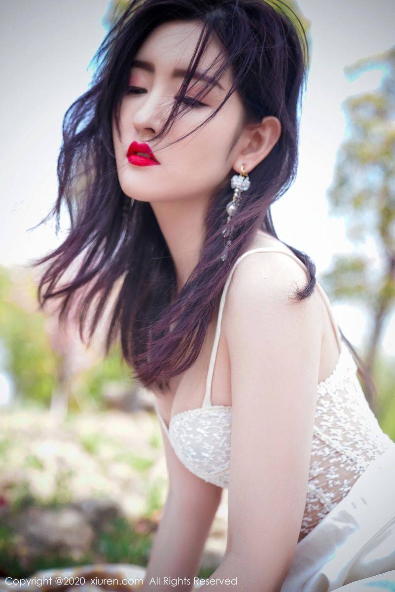 秀人网性感女神沈梦瑶室外草地外景吊裙系列大尺度写真-28