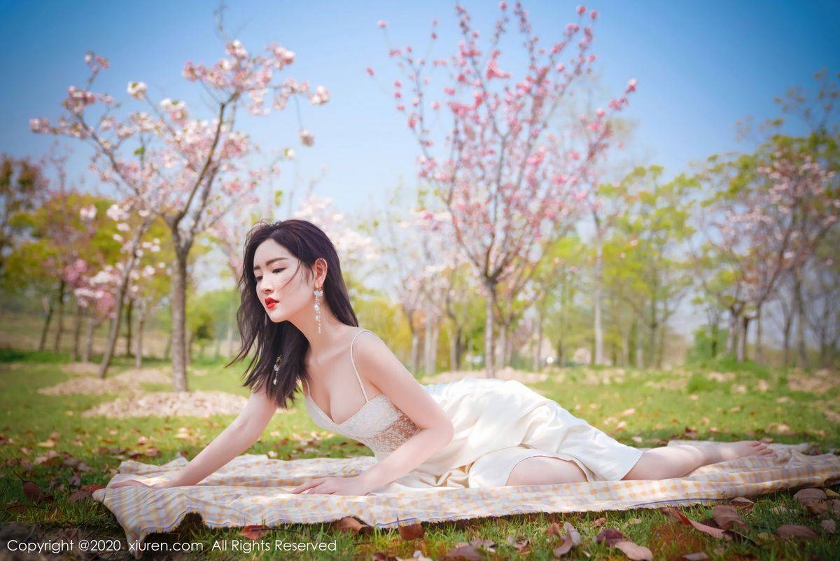 秀人网性感女神沈梦瑶室外草地外景吊裙系列大尺度写真-34