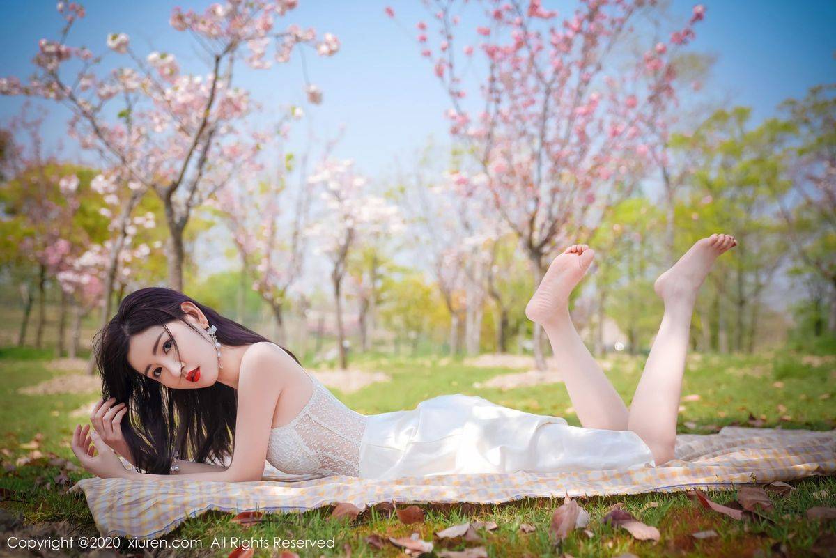 秀人网性感女神沈梦瑶室外草地外景吊裙系列大尺度写真-55