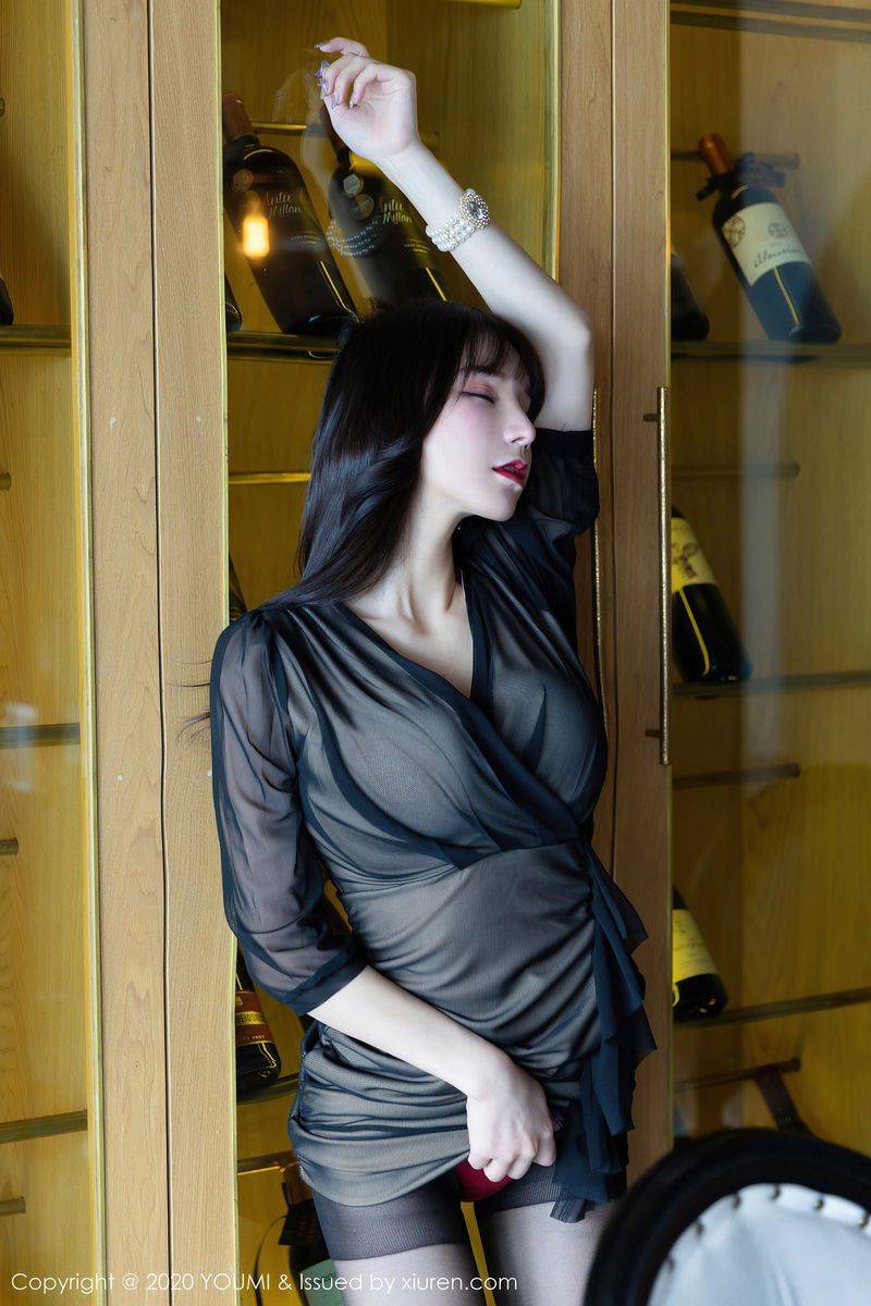 尤蜜荟性感女神周于希Sandy黑丝美腿内衣诱惑云南旅拍