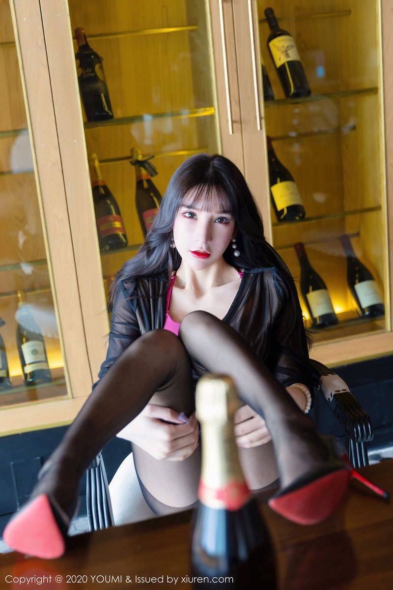 尤蜜荟性感女神周于希Sandy黑丝美腿内衣诱惑云南旅拍-10