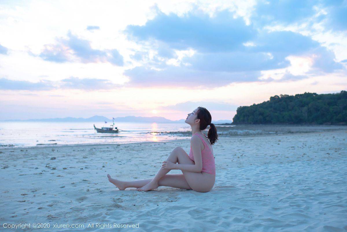 秀人网性感女神沈梦瑶粉色连体泳装泰国甲米海岸线写真