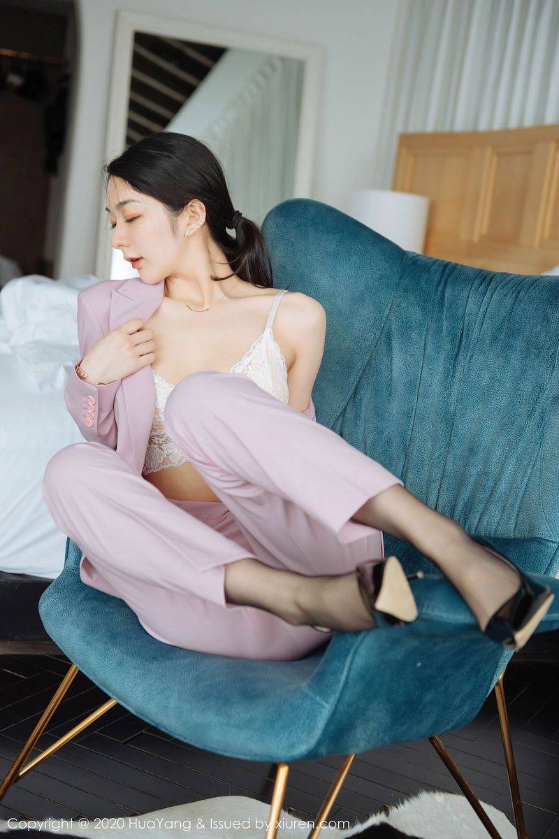 花漾SHOW性感女神Angela小热巴粉红西装黑丝内衣云南旅拍-3