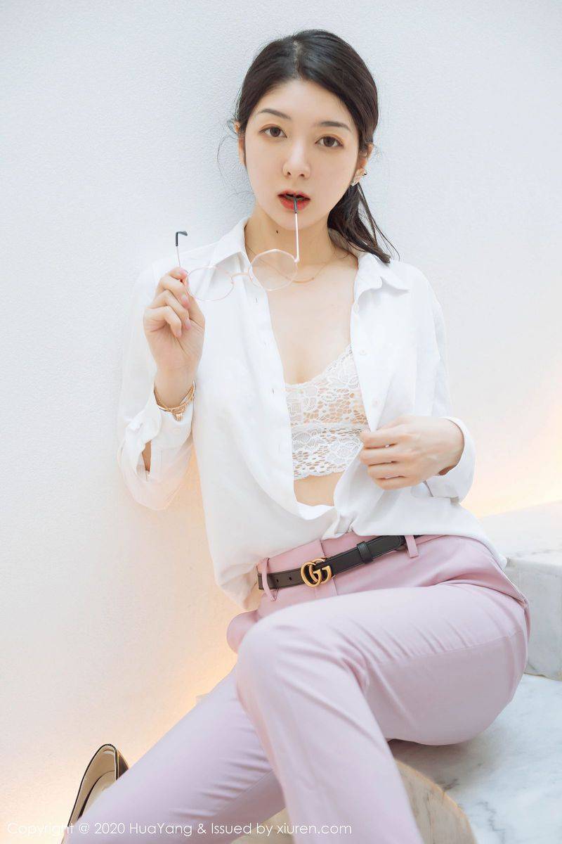 花漾SHOW性感女神Angela小热巴粉红西装黑丝内衣云南旅拍-44