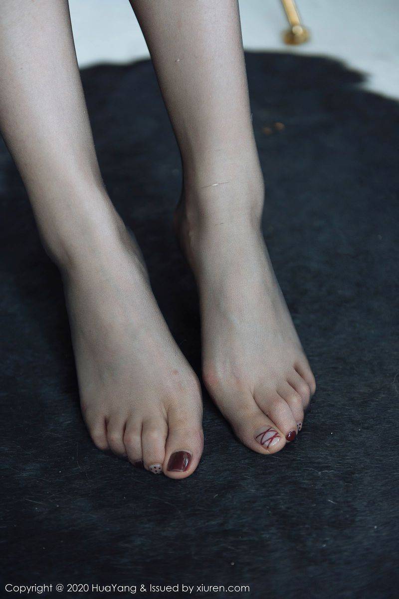 花漾SHOW性感女神Angela小热巴粉红西装黑丝内衣云南旅拍-55