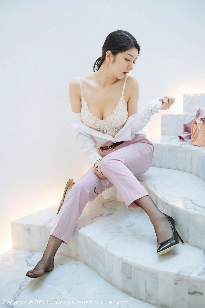 花漾SHOW性感女神Angela小热巴粉红西装黑丝内衣云南旅拍-57