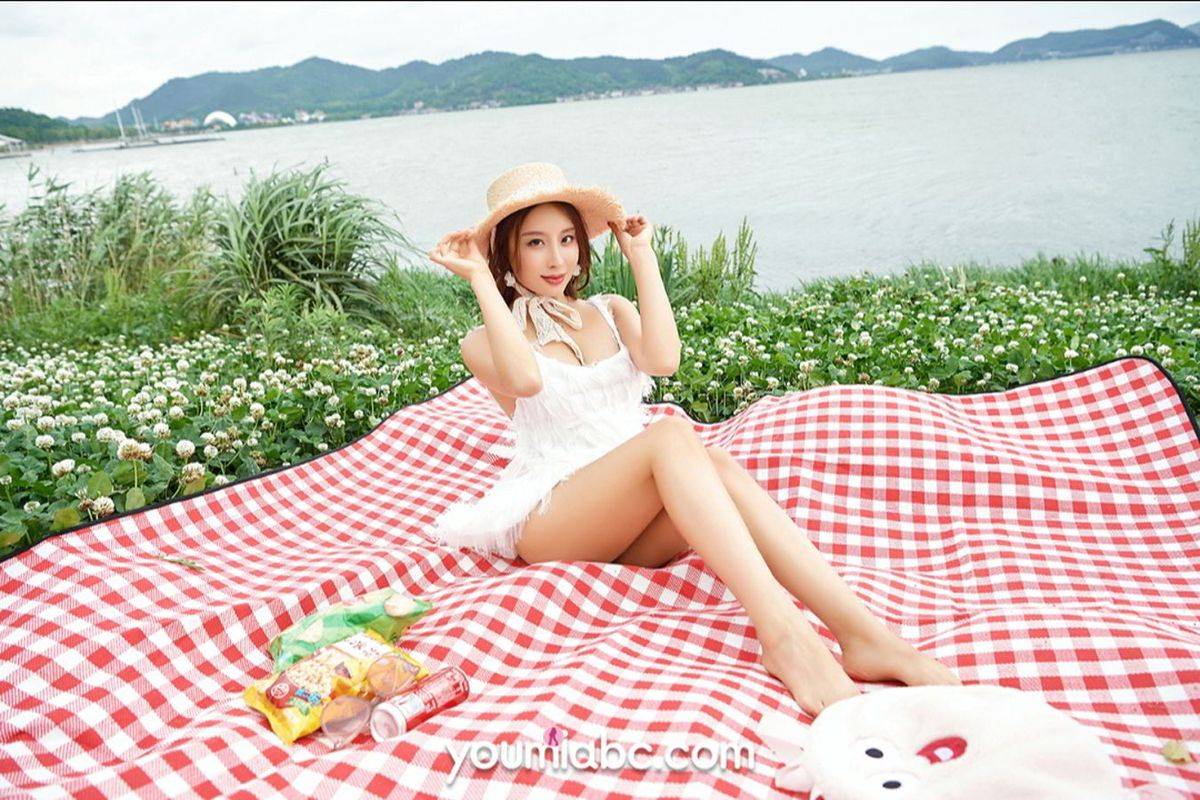 YOUMI尤美美女模特筱慧Icon吊带素色长裙户外踏青稚嫩写真-28
