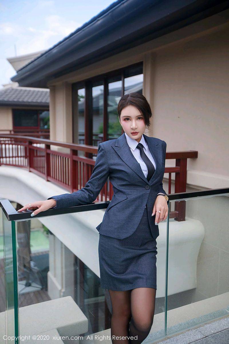 秀人网性感女神Emily顾奈奈酱黑丝美腿职场OL制服心愿旅拍-12