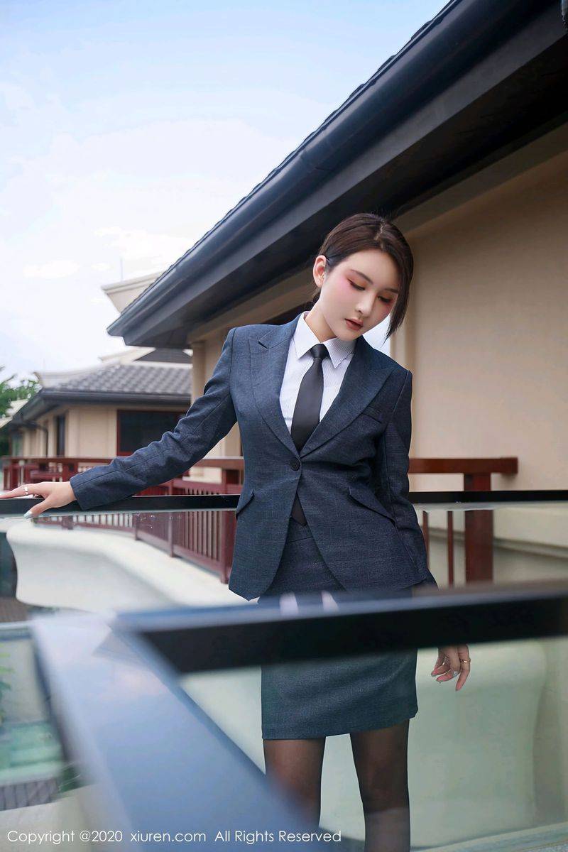 秀人网性感女神Emily顾奈奈酱黑丝美腿职场OL制服心愿旅拍-56