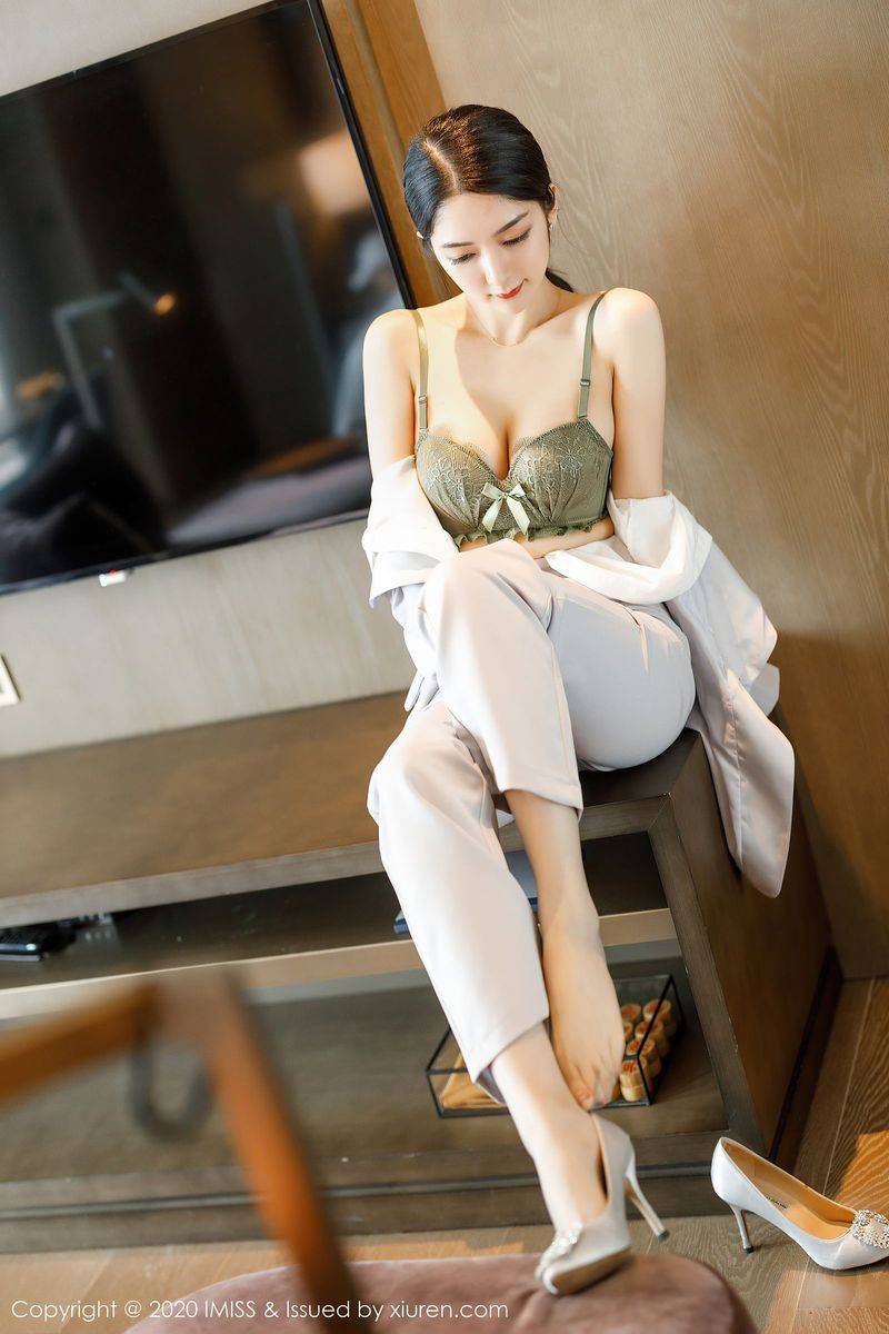 爱蜜社性感女神Angela小热巴干练西装丝袜美腿职场OL写真-28